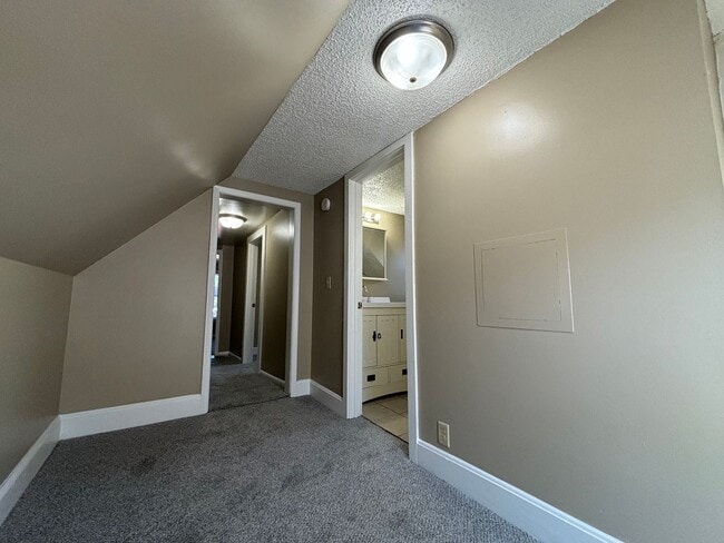 Building Photo - Great 2 bedroom plus den in a two-level ho...