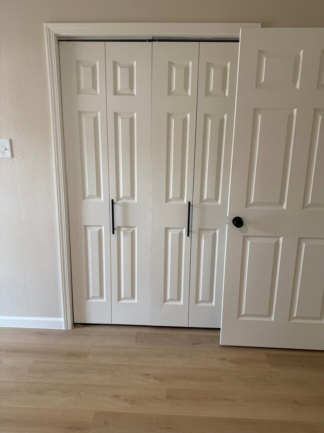 Building Photo - 1407 W Donovan St