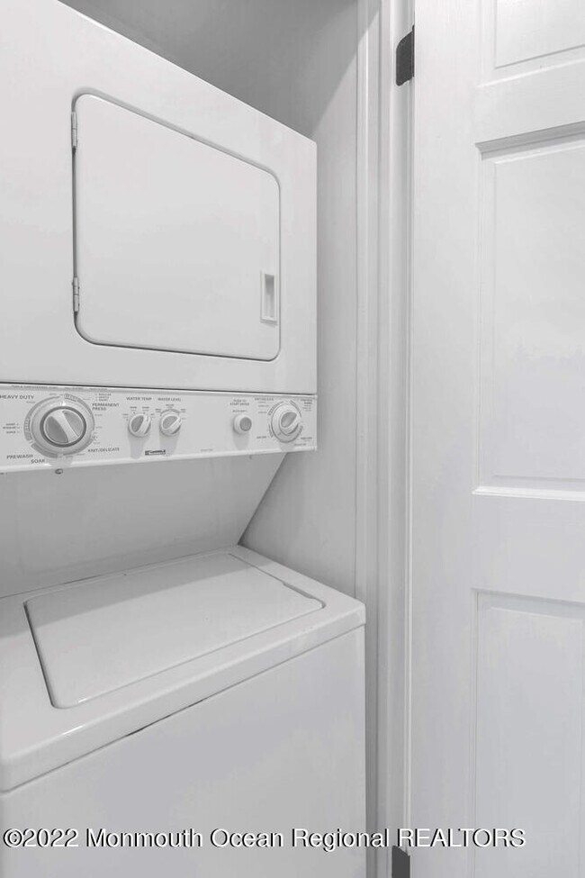 Building Photo - 324 Shore Dr