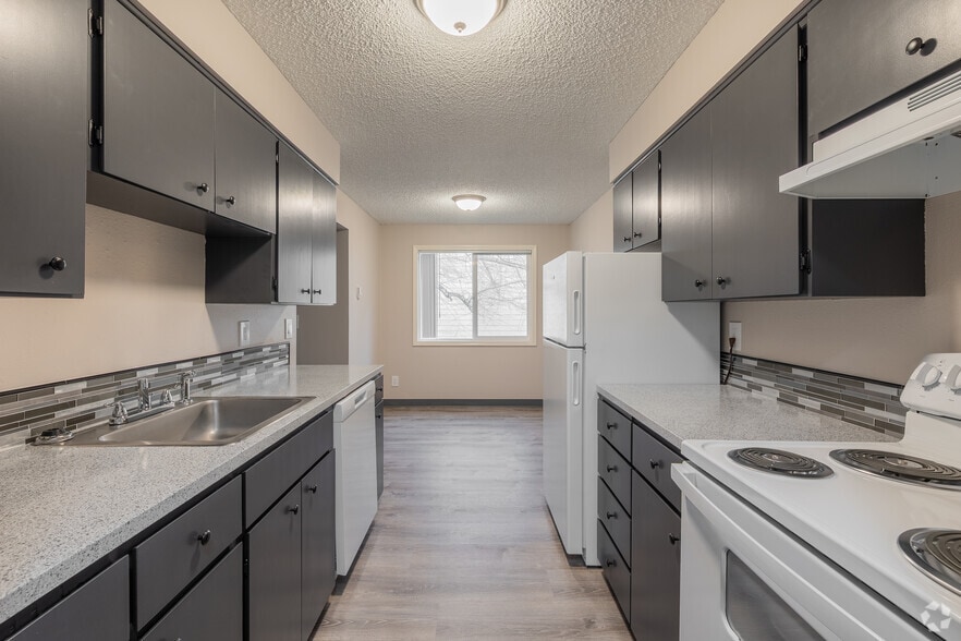 2BR, 1BA - 818SF - Kitchen - Royal Oaks Apartments