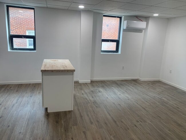 Building Photo - 2nd Floor Modern Renovated 1 Bedroom Parki...