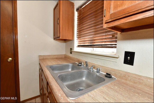 Building Photo - 4872 Maureen Cir