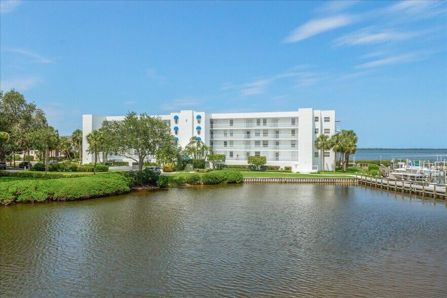 Building Photo - 6124 S River Run Dr