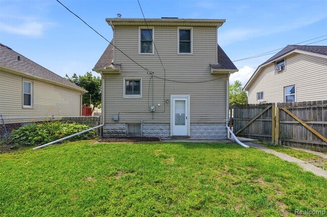 Building Photo - 735 E Maxlow Ave