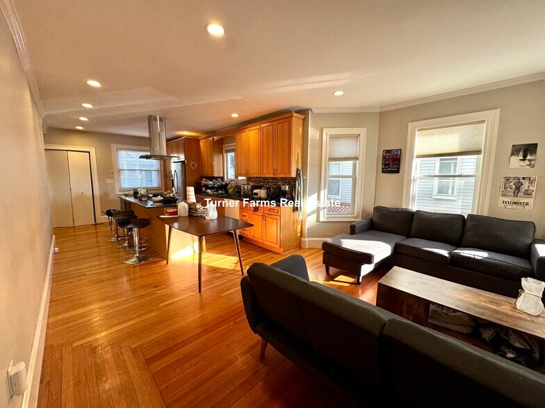 Primary Photo - 201 College Ave