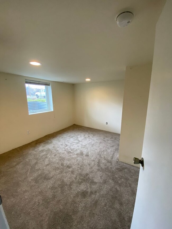 Building Photo - 1801 Russell Ave