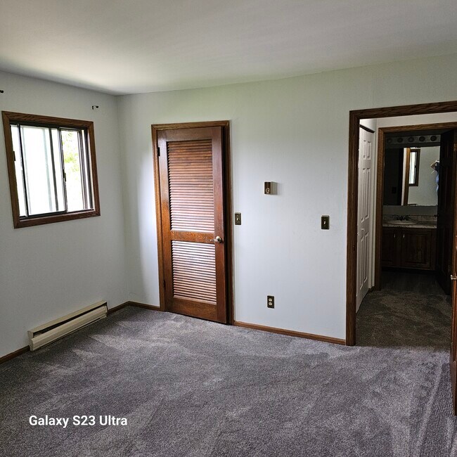 Building Photo - 1224 E Decorah Rd