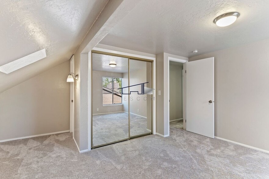 Building Photo - 26 White Barn Dr