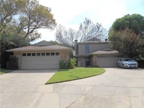 Building Photo - 3BR Duplex w/ Fireplace + Screened Patio in Arlington, TX