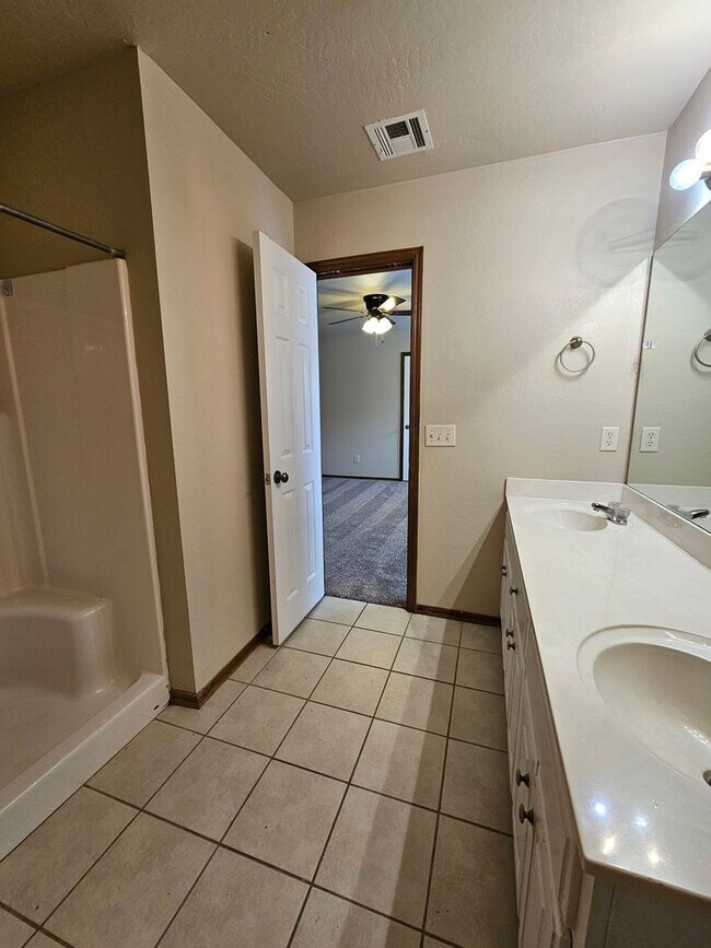 Building Photo - (4) Bed/(2) Bath in Moore w/ Shelter Avail NOW! Pets Negotiable!