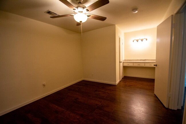 Building Photo - 2107 Mistletoe Ave