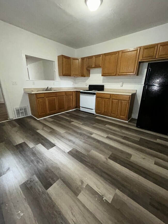 Building Photo - Nice 2 bedroom house big kitchen and yard