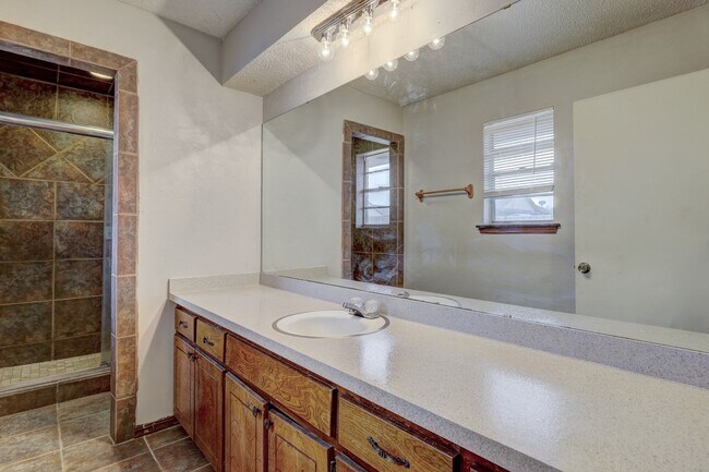 Building Photo - 3 bed 2 bath home in Moore, Ok