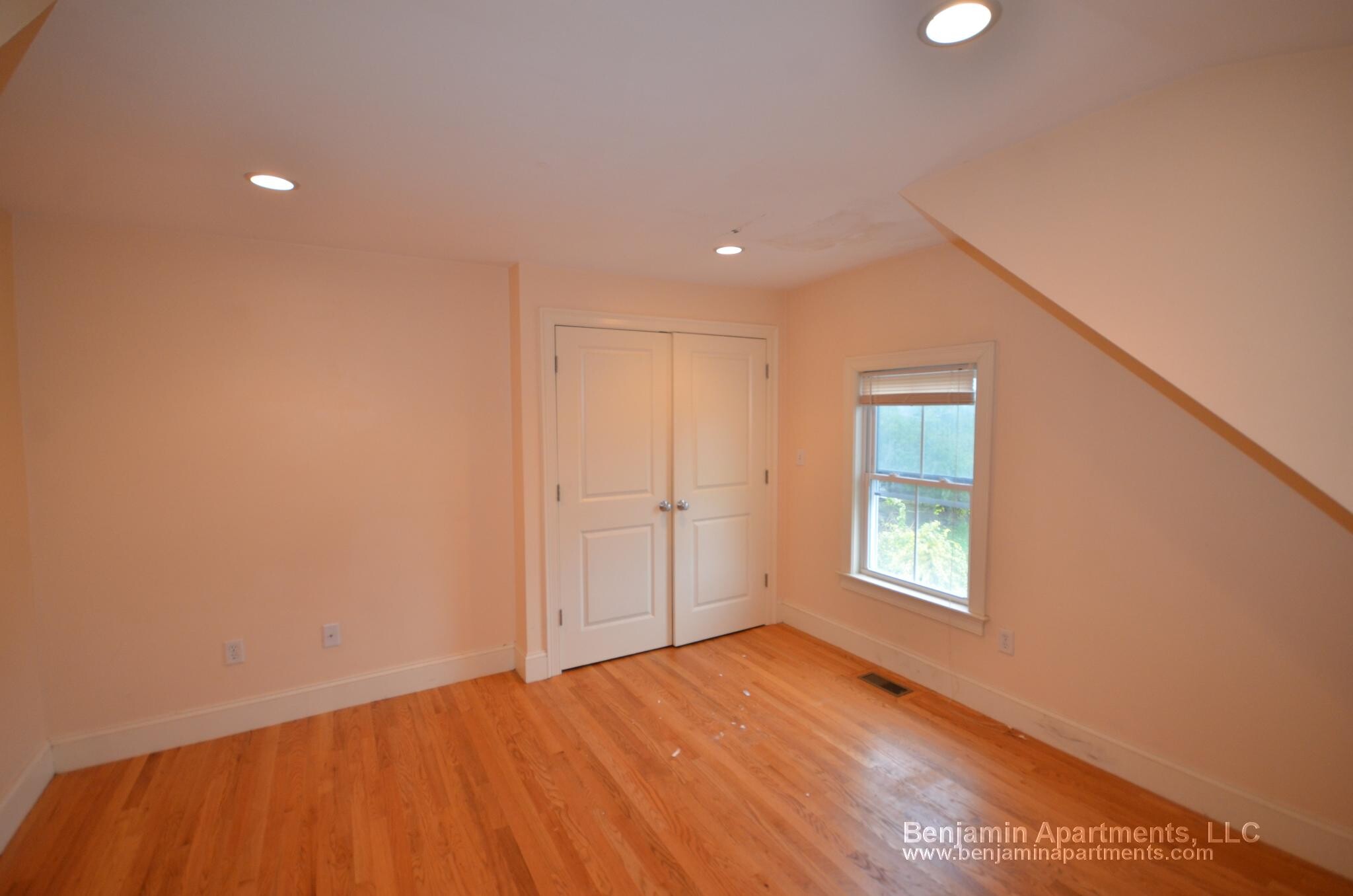 Building Photo - 25 Lothrop St