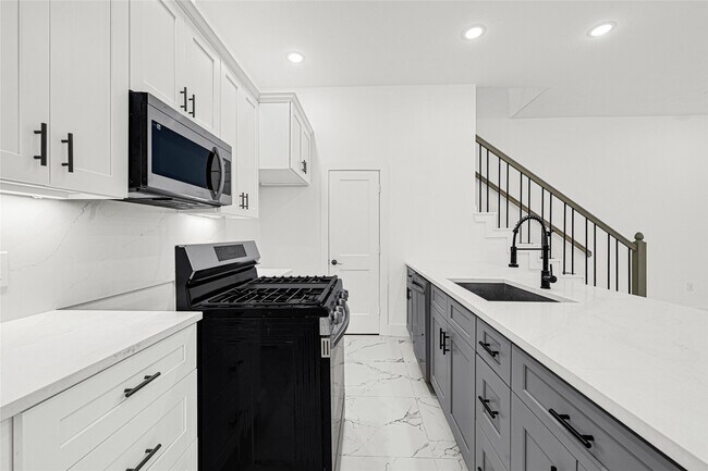 Building Photo - 9316 Waller St