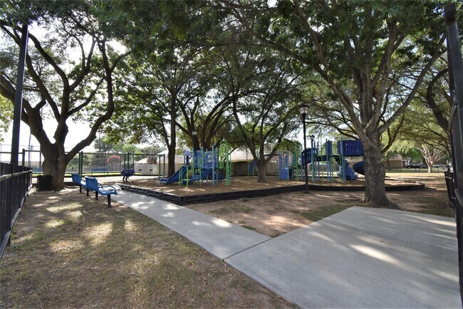 Building Photo - 18007 Forest Cedars Dr