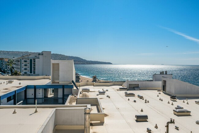 Building Photo - 565 Esplanade