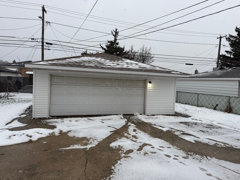 Garage - 512 Yates Ave