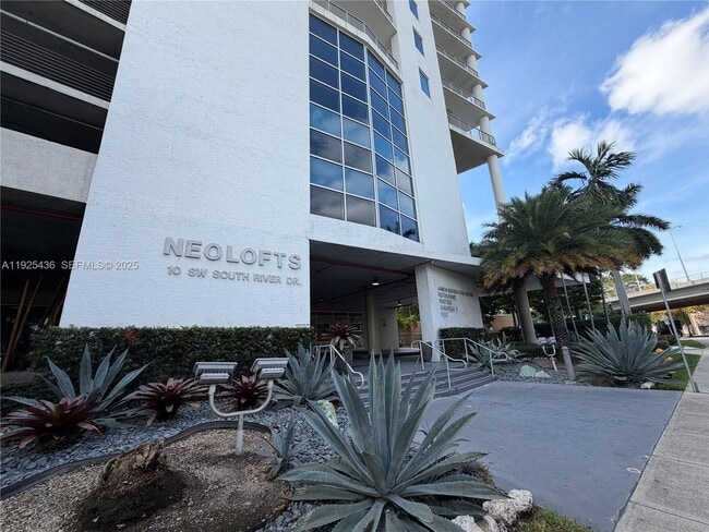 Building Photo - 10 SW South River Dr