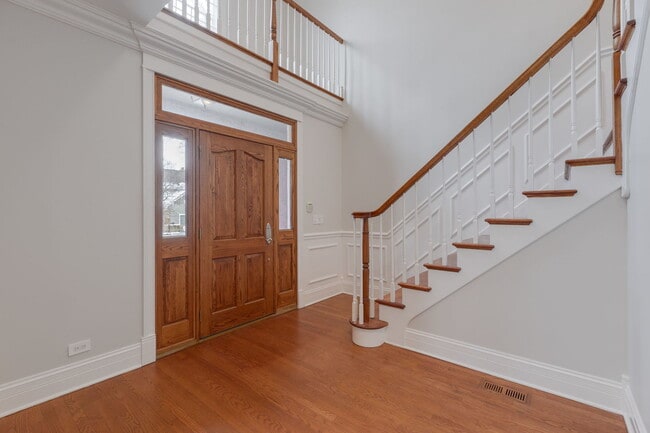 Building Photo - 420 Pine Manor Dr