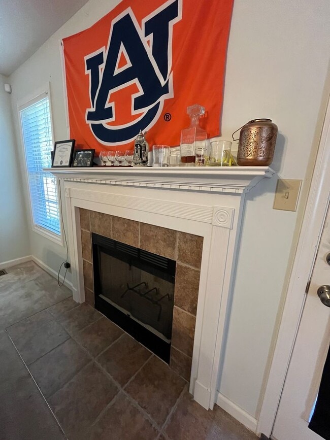 Building Photo - Charming 3-Bedroom Ranch in Prime Central ...