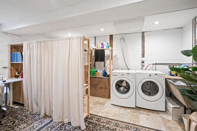 Building Photo - 5191 Linnean Terrace NW