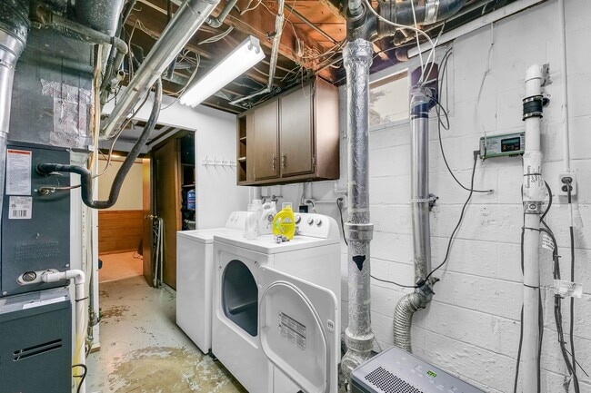 Building Photo - 3 Bedroom Home Located Near Shopping, Dini...