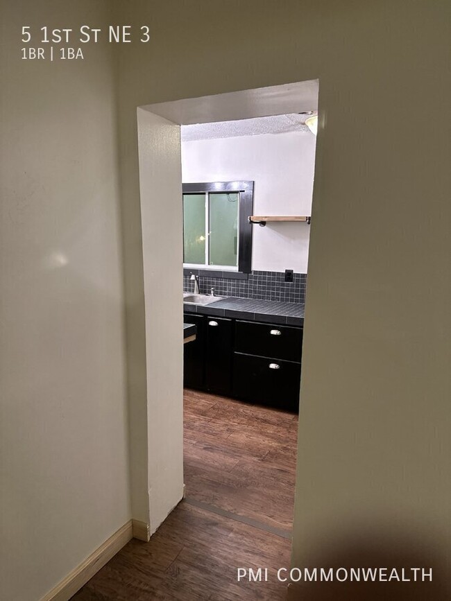 Building Photo - 1 Bed / 1 Bath Apartment (Available 4/10/25)