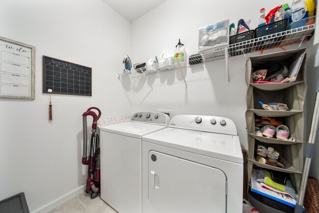 Building Photo - 704 Hyperion Dr