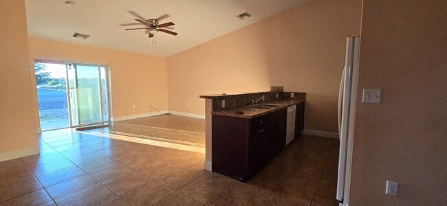 Building Photo - 410 Piper Ave