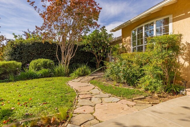 Building Photo - Ojai Terrace Pool Home