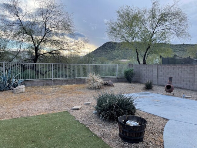 Building Photo - 3 Bed/2.5 Bath 2-Level Home with Loaded Kitchen! Washer/Dryer! Big backyard!