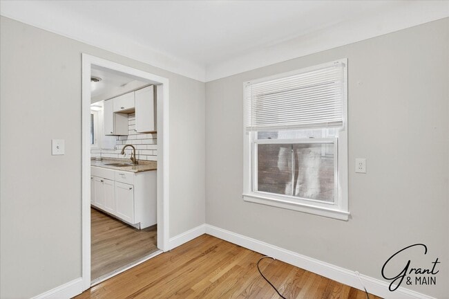 Building Photo - $1,350 - 3 Bed / 1 Bath  Home