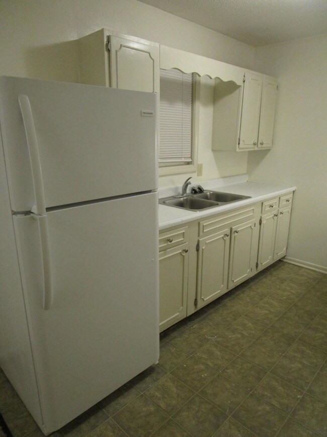 Building Photo - 6180 Circle Dr