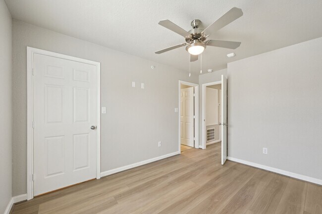 Building Photo - 254 Plez Morgan Dr