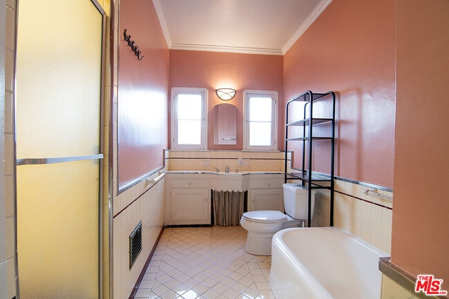 Building Photo - 1215 S Alfred St