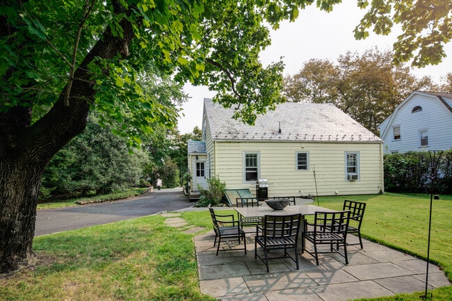 Building Photo - 10 Valley View Ave