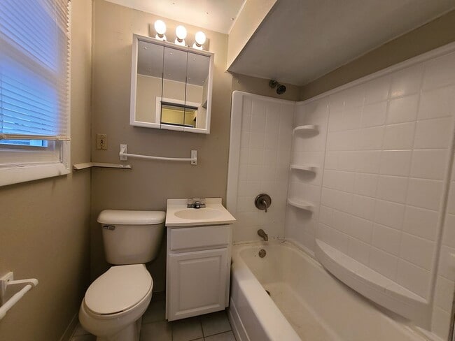 Building Photo - 2 Bedroom Home in Normal