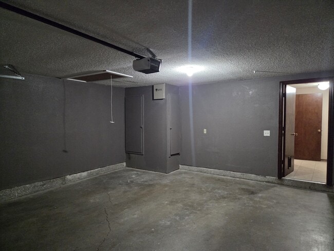 Building Photo - 2122 Meench Dr