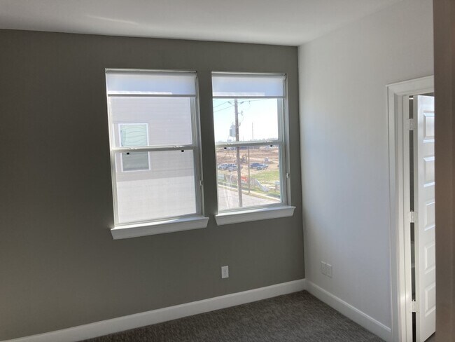 Building Photo - 304 Jensen Dr