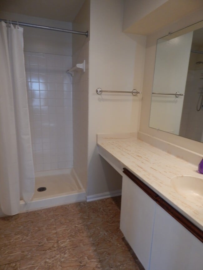 Building Photo - Fabulous TH with Garage! Great Location!