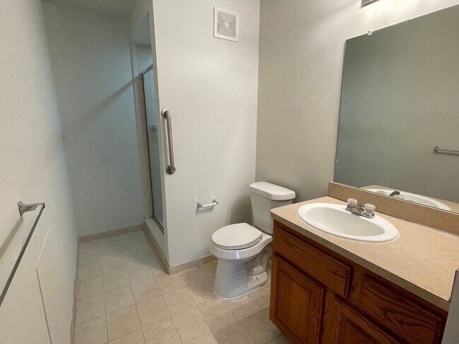 Building Photo - Shelby Twp 2-bedroom, 2-bath condo-style, ...