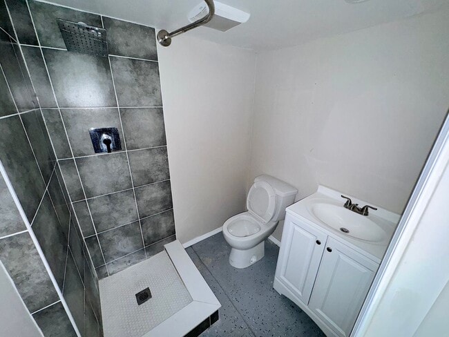 Building Photo - 2 bed w/REFRIG A/C and HUGE finished basem...