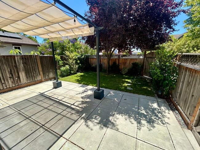 Building Photo - Ideal 4 bedroom home, walking distance to ...