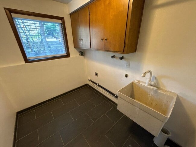 Building Photo - 869 Meadowlawn Dr SE