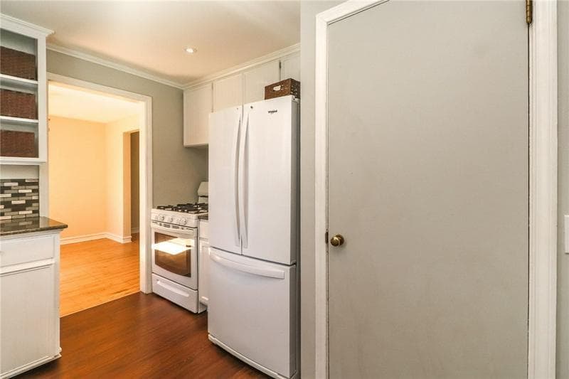 Kitchen (view 2) - 137 Shelbourne Rd