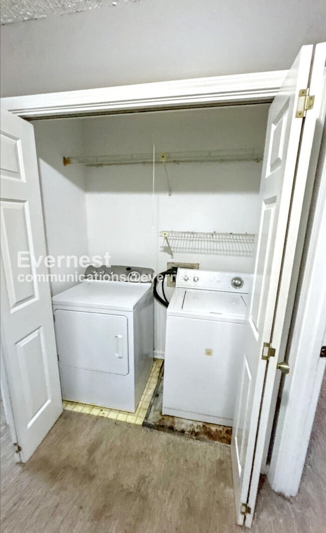 Building Photo - 493 Cedar Crest Dr