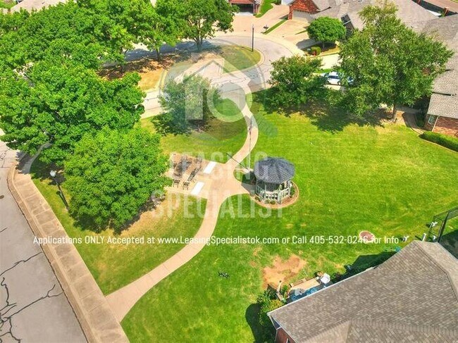 Building Photo - Stunning West Norman 3 Bed 2 Bath Townhome!