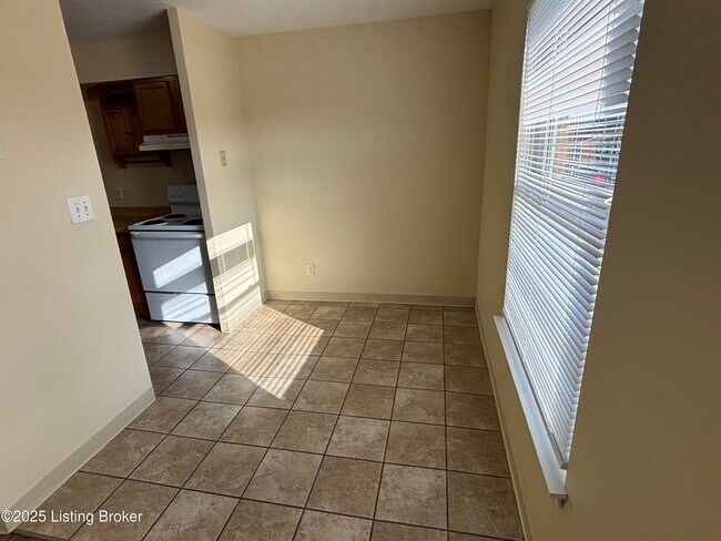 Building Photo - 819 Colonial Park Dr