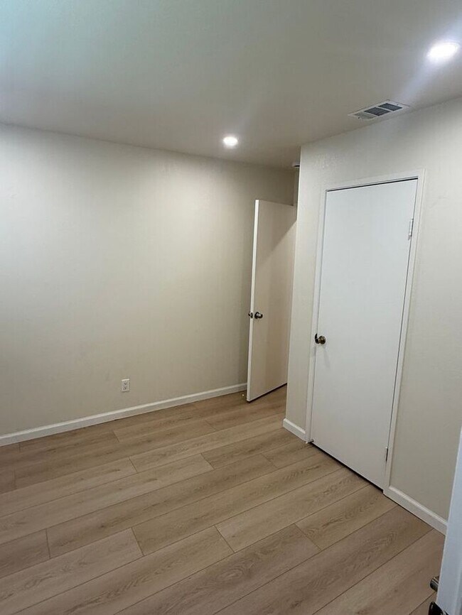 Building Photo - 3 bedroom 2 bath home in San Leandro Washi...